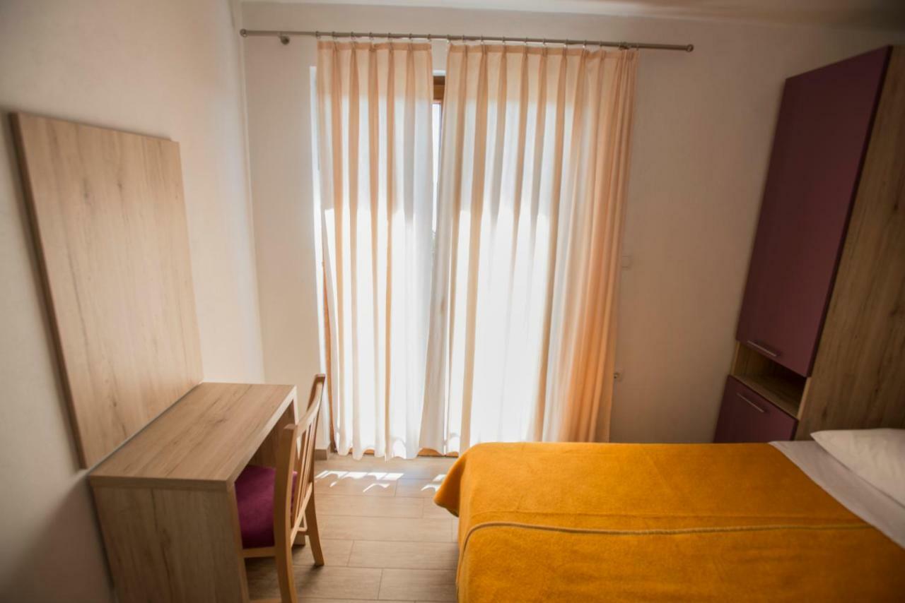 Apartmani Simic Starigrad Paklenica Bagian luar foto