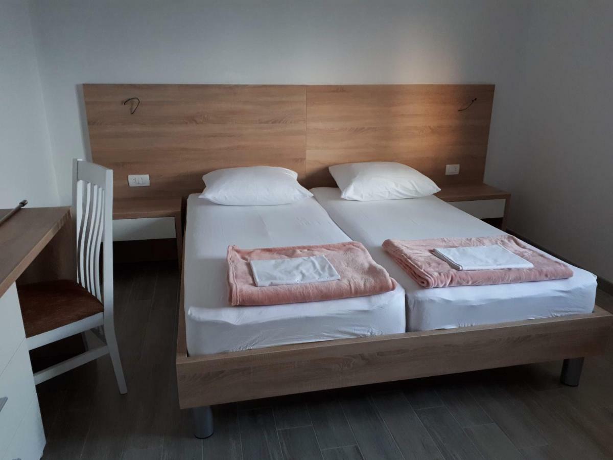 Apartmani Simic Starigrad Paklenica Bagian luar foto