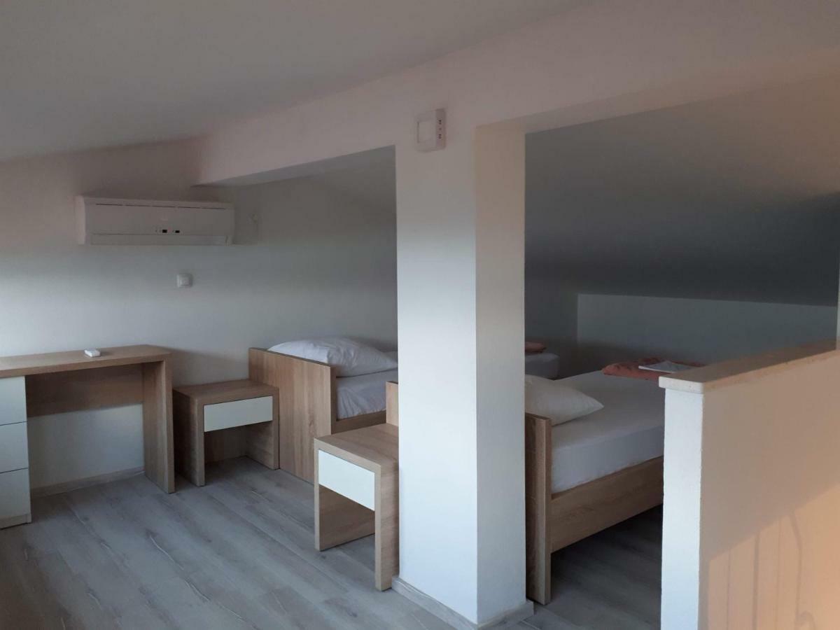 Apartmani Simic Starigrad Paklenica Bagian luar foto